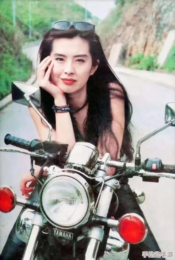 白色战靴王祖贤文轩:从经典电影到时尚潮流的跨界影响与文化解读 白色战靴王祖贤文轩:从经典电影到时尚潮流的跨界影响与文化解读