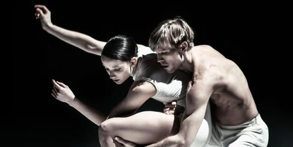 三上悠亚高清：震惊！她在最新作品中展现前所未有的魅力，粉丝们纷纷表示无法自拔！