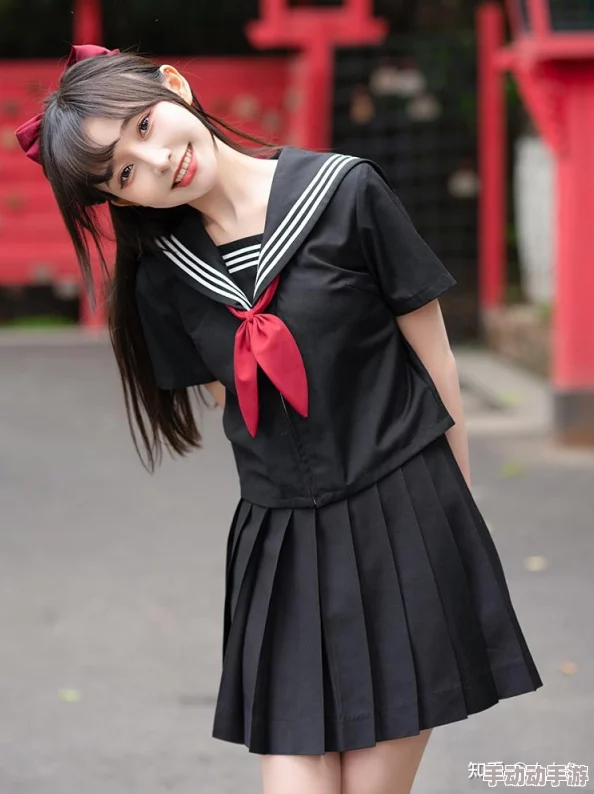 震惊！脱jk裙的美女露小内内无遮挡，网友热议：这究竟是时尚还是失态？