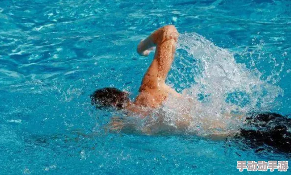 游泳池里被教练吃奶，这种行为让人感到震惊，是否应该加强对教练的监管和培训，以保护学员的权益？