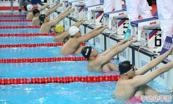 游泳池里被教练吃奶，这种行为让人感到震惊，是否应该加强对教练的监管和培训，以保护学员的权益？