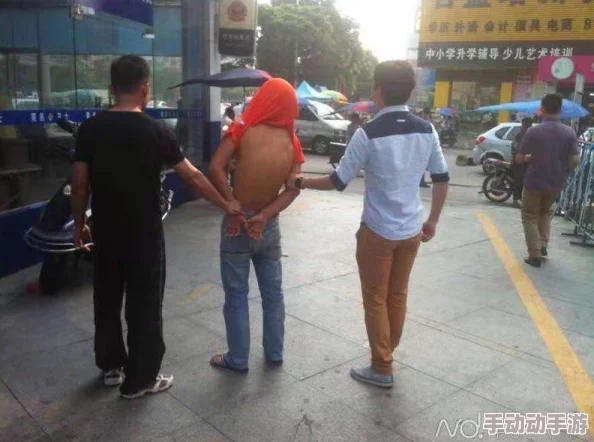 男人强扒女人衣服摸下面,警方已介入调查并发布通报,呼吁受害者及时报警以维护自身权益 男人强扒女人衣服摸下面,警方已介入调查并发布通报,呼吁受害者及时报警以维护自身权益