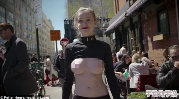 美女露出乳胸扒开尿口的视频引发热议,网友纷纷讨论其背后的社会影响与道德争议 美女露出乳胸扒开尿口的视频引发热议,网友纷纷讨论其背后的社会影响与道德争议