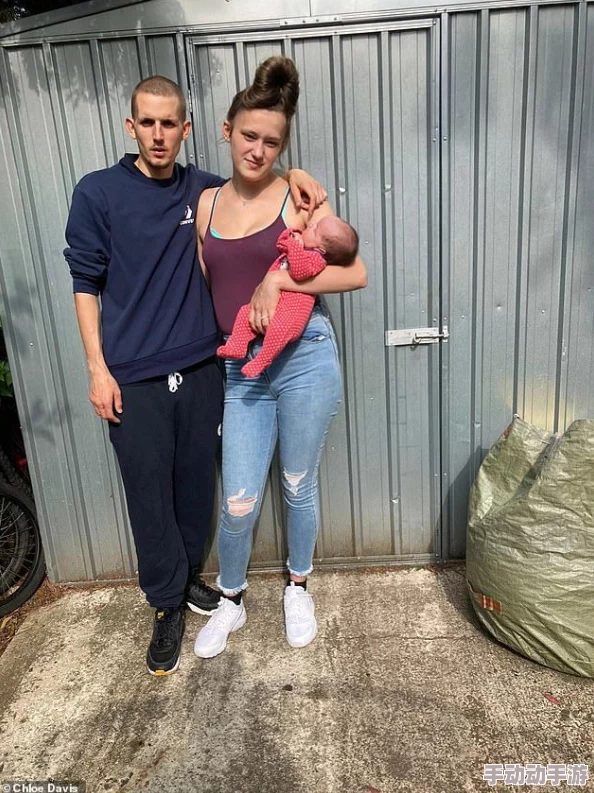 李月仙大尺度三级最新动态：她在社交媒体上分享了新作品的预告，引发粉丝热议与期待