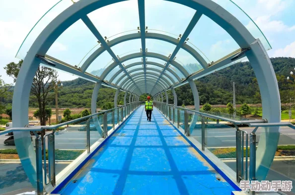 公交车上,陌生人的目光交错间,我的心跳与不安交织成一场意外的邂逅 公交车上,陌生人的目光交错间,我的心跳与不安交织成一场意外的邂逅