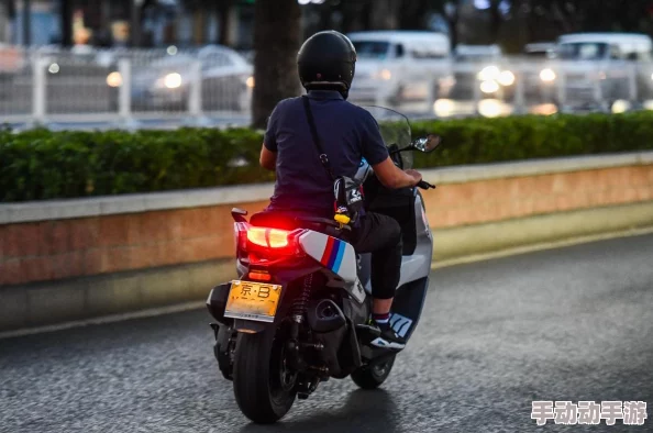 公交车上,陌生人的目光交错间,我的心跳与不安交织成一场意外的邂逅 公交车上,陌生人的目光交错间,我的心跳与不安交织成一场意外的邂逅