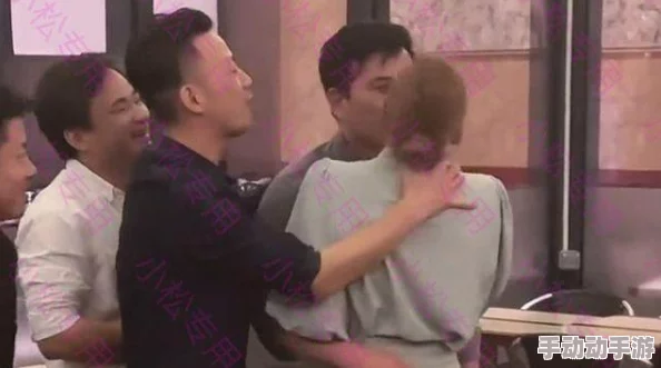 一边摸一边亲一边脱的视频,真是让人目不暇接,画面太刺激了! 一边摸一边亲一边脱的视频,真是让人目不暇接,画面太刺激了!